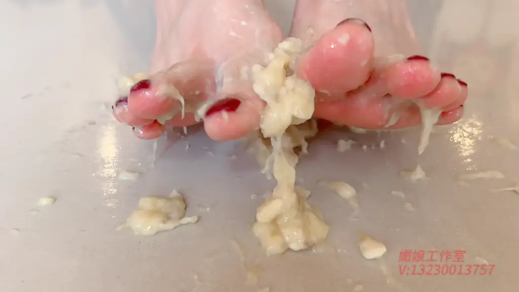媚娘工作室-足控福音！水果/气味/轻虐足（粉丝剧本） 媚娘工作室<br>V:13230013757<br>线x体验 私人定拍 线下陪玩 全国上课<br>端午安康！（本作品由粉丝私人定制拍摄）<br>crybabe:<br>1 拍摄时长：8 分钟<br>拍摄要求：光线充足，主要拍摄足部特写，期间可以录制一下模特全身的角度<br><br>crybabe:<br>2.拍摄时长：8 分钟<br>拍摄要求：光线充足，主要拍摄足部特写，期间可以录制一下模特全身的角度，第一部分拍<br>摄模特踩指压板时间 5 分钟，第二部分拍摄模特踩完指压板后<br>的脚底，之后加上护肤霜让模特自己涂抹