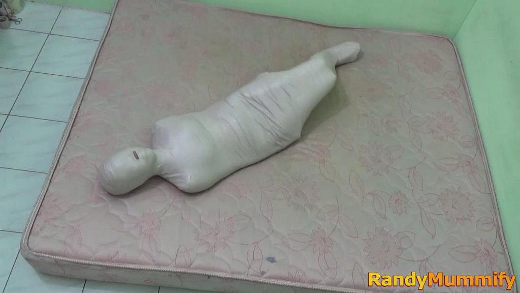 [RM104] The first time mummified, this beautiful girl was terrified when became a mummy A beautiful girl tries to be mummified for the first time.<br>The girl's body was wrapped tightly using white duct tape, but when the mummy was finished, this girl struggled to ask for it.