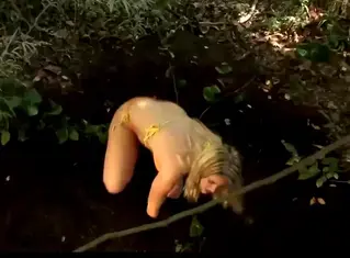 二女陷入流沙 穿著性感的美女陷入流沙