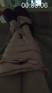 伪娘捆绑挣扎 伪娘把自己捆绑挣扎，体操服，白丝袜，lo鞋，静电胶带，在宿舍冒险。第一次开始试着绑自己，体验和兴奋并存。欢迎你们的支持。