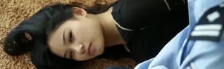 逍遥老片 通敌的王子妃 印象深刻的一部老片的合规版本，通敌的王子妃王洁被五花大绑躺在地上，穿着肉丝长靴的双腿也被捆住、无力地弹动。李然饰演的女行刑官宣高了对她的判决，把她双脚绑牢送上绞架。美腿弹动和一脸不屑的样子特别诱人。