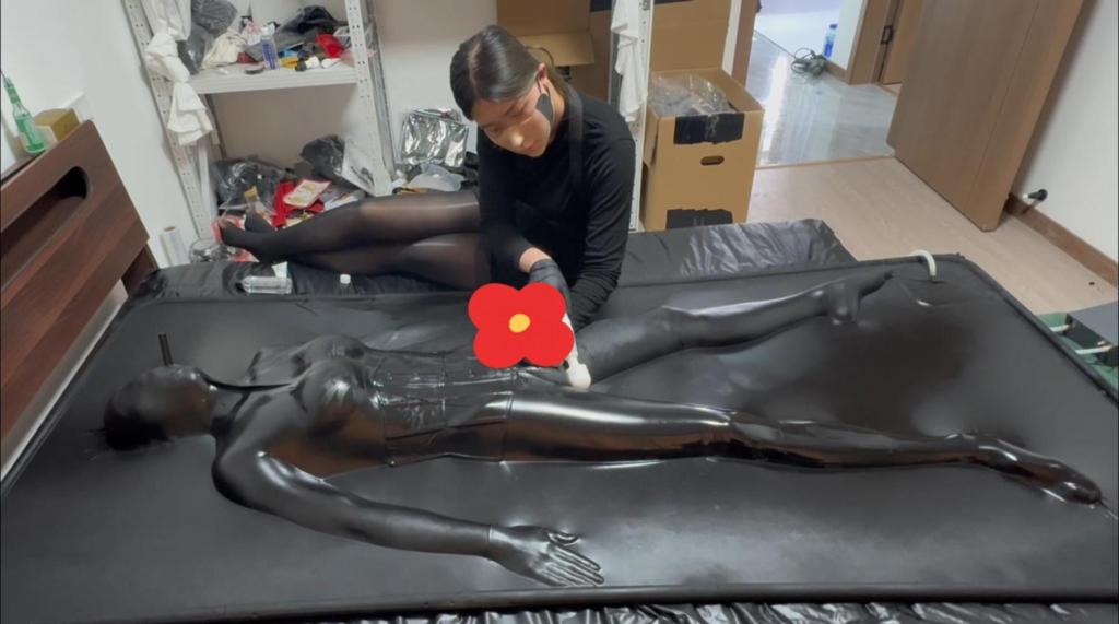 黑丝女王真空床调教榨取小m 女S橘子惩罚精力过于充沛的小狗，填充进漏JJ款真空床做上课辅导。<br>没想到在里面还不老实，于是开始毫不留情的榨汁，连续三次后被彻底玩坏。<br>作品定拍、上课体验，请关注工作室推特：@sailingchen11。工作室招募合作女S、女m中。