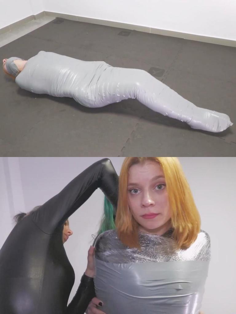 Shelvy mummified by the catsuit burglars! Shelvy 的盗窃冒险之旅开局并不顺利。她第一次入室盗窃失败，但之后并没有灰心丧气。在接下来的尝试中，她逐渐进步，最终成为一名出色的飞贼。不幸的是，她的天赋也引来了一些人的嫉妒！另外两名女飞贼正密谋将 Shelvy 带走。她们是 Liricaa 和 MssImperdible。<br>她们决定在一栋偏僻的建筑里设下陷阱，以便抓住她并把她丢在那里。Shelvy 去了那里，希望能找到一些非常罕见的珠宝。不幸的是，她一到那里，她的两个对手就扑向她，把她变成了木乃伊，让她无路可逃！他们先把 Shelvy 的双手分别绑在身上，脱掉她的靴子和袜子，然后用透明薄膜把她变成木乃伊。之后，他们又用胶带把她绑了起来。Shevyl 试图挣脱，并说服他们合作，但没有成功。两个窃贼把她按在地上，从脚趾到肩膀都缠了起来，最后堵住了她的嘴。他们把袜子塞进她的嘴里，用一条大胶带堵住了她的嘴。他们和受害者拍了几张自拍来羞辱她。然后他们离开了，只剩下谢尔维被绑起来，嘴上还被堵着，完全无助！“嗯 ...Shelvy’s adventure as a burglar didn’t start well. She missed her first burglary but didn't despair afterwards. She gradually improved during her next attempts until she became an excellent catburglar. Unfortunately, her talent has made some people jealous! Two other female catburglars are plotting to take Shelvy out of the scene. They are Liricaa and MssImperdible.<br>They decide to set a trap for her in an isolated building, where they can catch her and leave her there. Shelvy goes there, expecting to find some very rare jewels. Unfortunately, once at place, her two rivals fall on her and mummify her so that she has no way out! First they tie each one of her hands individually to her body. They remove her boots and socks, and then mummify her with transparent film. Then they also mummify her with tape. Shevyl tries to free herself and convince them to work together, but doesn't succeed. The two burglars put her her on the ground, wrapped from toes to shoulders, and finally gag her. They put her socks into her mouth and gag her with a big tapegag. They take some selfies with their victim to humiliate her. Then they leave and Shelvy is left there tied up and gagged, totally helpless! “MMMMMMMMMMMMPPPPPPPPPPPPHHHHHHHHHHHHH!!!!!!!!!!”. Can our super catburglar escape this time?