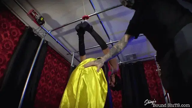 ROBIN CAPTURED AND TORMENTED PART 1 【中文sluTS伪娘】TAG：舍宾袜、COS。Boi的奇观被黑面具的邪恶henchman抓住，并悬挂在地牢中，绑在一只散布的鹰中。当她来的时候，她昏昏欲睡，试图抚养自己的方位。她无助地垂下并忍受折磨时，流口水掩盖了地板。 “仍然不会说话，嗯？好吧。”如果绳子将绳子绑在她的腰间，将其拉到她的双腿之间，砸碎她的公鸡，然后将塞子拉到屁股之前，他就抓住了一块短片，将其拉到她的屁股之间。 The Boi Wonder has been caught by the Black Mask's evil henchman and is left hanging in the dungeon tied standing in a spread eagle. As she comes to, she is groggy and trying to get her bearings. The henchman comes in and grabs and gropes her through her costume. He wants to know how Robin found their secret lair and he will torment her until she tells! He ballgags her then grabs the vibrator and goes to work on her lady cock, buzzing it through her silky shorts. Poor Robin moans and thrashes, trying to dodge the wand and get loose. The henchman decides to raise the stakes. He pulls Robin's hands down and locks them behind her back. He hoists them up in a strappado behind her. He grabs the giant glass butt plug off of the table and greases it up as he walks towards her. "I know how to make you talk.." 