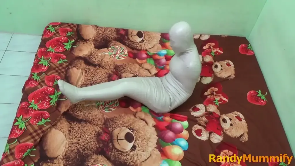 [RM105] The first time it was wrapped, this girl immediately got breathplay torture A girl is invited to experience mummification for the first time.<br>This girl's body was wrapped helplessly with white duct tape on the bed.<br>After being helpless, this girl was shocked by the breathplay torture until she thrashed
