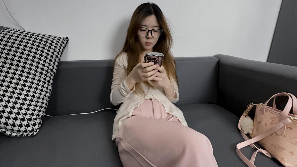 【比尔】逼债女大 模特：点点 独居女大<br>男人是催收公司的上门催收员，女人之前借了高利贷公司的钱，一直打电话不接，这次男人上门催促还钱，没想到女人并没有还钱的意思，并且还嚣张跋扈不断挑衅，说没钱，男人拿出裸体照片，说这是你吧?给你发网上去让你颜面尽失!女人似乎并不害怕，说这算什么东西?要钱没有要命一条，男人最开始把绳子拿过来威胁(假装吓唬)，女人并不害怕继续挑衅，男人放下绳子，生气的掐住女人脖子，女人还在不停地骂："有本事弄死我啊！"，最后男人迷失了自我，愤怒之下掐s了女人，既然已经破罐子破摔了，那就沉迷于玩弄女人的身体吧。<br>视频拍摄的原味衣服道具售卖 定拍合作请联系QQ2838269780  网盘全高清无需解压在线播放
