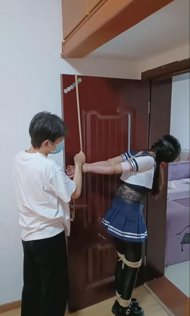 尾随邻家小妹 由于拍摄时没注意设备内存有一段素材没有录上所以此次两点视频整合在一起上线时间比较长<br>每次拍摄程度都会提升强度 m也在调教的过程给王五一点时间会呈现出更好的作品<br>接受剧情类订拍欢迎咨询q273590396！v shen4wuyong（不接受重口）<br>另外江西地区招模特！