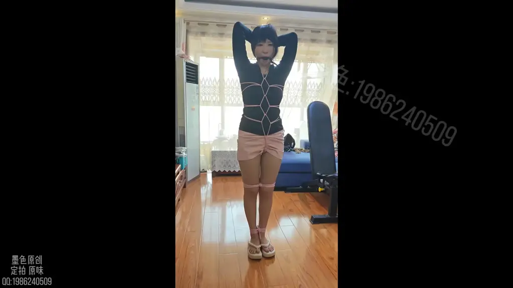 【墨色】迟迟股绳龟甲双手脑后捆绑 口球惩罚 感谢老板定拍，模特迟迟，粉色超短裙，龟甲股绳，股绳处打结，双手捆绑拉到脑后连接股绳，带口球站立放置惩罚。<br>联系qq：1986240509