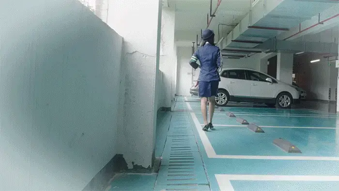【丝米】《女侦探的游戏》女侦探小A巡逻时追踪可疑人员，不慎落入陷阱被歹徒迷晕绑架。歹徒通过紧缚+[X_X]+TK+强制GC等手段对其进行精神控制，拍摄不雅照片作为要挟。小A被迫屈服，表面维持正常工作生 剧情简介：<br>女侦探小A巡逻时追踪可疑人员，不慎落入陷阱被歹徒迷晕绑架。歹徒通过紧缚 [X_X] TK 强制GC等手段对其进行精神控制，拍摄不雅照片作为要挟。小A被迫屈服，表面维持正常工作生活，暗中却要执行歹徒布置的各种羞耻任务<br><br>意识如潮水般缓缓涌回，小A感到脑袋像被重锤敲击过般的剧痛。她想要深吸一口气来缓解这种不适，却发现只能从鼻腔发出一声闷哼"嗯…"。<br><br>随着知觉的逐渐清晰，她开始意识到自己身体的异常状态。胸部上下被某种粘腻的东西紧紧缠绕着，那种紧致的压迫感让她的呼吸变得困难。膝盖下方和脚踝处同样被牢牢束缚，每当她试图移动时，那种材质就会发出撕拉的摩擦声——是胶带。<br><br>更令她惊恐的是，双手被冰冷的金属手铐紧紧锁住，熟悉的触感让她瞬间明白那正是她自己的配备手铐。脚上的高跟鞋也被胶带死死固定，鞋跟抵在地面上发出轻微的敲击声。<br><br>她试图呼救，嘴唇蠕动间却只能发出"呜呜"的模糊声音。嘴巴被胶带严密封住，唾液开始在口腔内积聚，带来一种[X_X]般的恶心感。<br><br>胶带的粘性和韧性远超她的想象，越是用力反抗，那种束缚感反而越发强烈。恐惧如冰水般从脊椎直冲头顶，她开始拼命回忆究竟发生了什么…<br><br>回忆片段：<br><br>小A正在进行例行的安全巡查，她的高跟鞋在寂静的水泥地上敲击出清脆的节拍。突然，余光中捕捉到一个鬼鬼祟祟的身影。<br><br>职业敏感性让她立即警觉起来。还没来得及反应，一块浸透了刺鼻药水的布巾就紧紧捂住了她的口鼻。她本能地想要挣扎反抗，但药物的效果来得太快。四肢开始变得无力，意识也逐渐模糊，最后的记忆停留在自己无力地瘫软下去…<br><br>有人架着她摇摇晃晃地走向某个地方，她的高跟鞋在地面上拖拽着发出刺耳的摩擦声。然后她被粗暴地塞进了一个狭小黑暗的空间——后备箱。在她被塞入的瞬间，胶带缠绕在她的脚踝和膝盖上，那种紧致的束缚感让她彻底失去了行动能力。<br><br>黑暗中，她感到有人摘下了她的高跟鞋。粗糙的手掌抚摸着她被丝袜包裹的双脚，那种令人厌恶的触碰让她想要蜷缩起来，但束缚让她无法做任何抵抗。<br><br>当药效稍微减退，她开始恢复一些力气时，歹徒似乎察觉到了她的变化。又一次，那块带着甜腻药味的布巾覆盖了她的口鼻，意识再次陷入了黑暗…<br><br>苏醒时，她发现自己有人架着她进入了一个房间。胶带一圈圈地缠绕在她的身体上，每一层都比之前更紧。她能感到那种粘腻的材质紧贴着她的肌肤，即使隔着衣物也让她感到极度不适。<br><br>然后，她感到有什么小而硬的东西顺着她的丝袜滑到了脚心位置——那是手铐的钥匙。歹徒重新给她穿上高跟鞋，并用胶带牢牢固定在脚面上。然后脚步声逐渐远去，房门关闭的声音让她的心彻底沉入谷底…<br><br>回忆结束：<br><br>她必须想办法逃出去。首先，她需要拿到那把藏在脚心的钥匙采用爬行的方式在房间内移动。胶带束缚让她的行动极其困难，她接着尝试脱掉高跟鞋，她寻找任何可能有尖锐边缘的物体来割破丝袜，几次尝试下来，丝袜只是出现了一些细微的破损，离她的目标还相去甚远。<br><br>她鼓起最后的力气，用爬行的方式慢慢向门口移动。每一寸的前进都异常艰难，胶带勒在身体上的痕迹越来越深，皮肤开始隐隐作痛。<br><br>终于到达门前，她用脚尖试着去够门把手，门居然开了！小A拼命用脚抵住门框，试图阻止歹徒进入，但她微弱的力量在对方面前显得如此可笑。歹徒轻易地推开她，走进了房间。<br><br>啪！一个清脆的巴掌声响起，小A感到臀部传来火辣辣的疼痛。羞辱和愤怒的情绪同时涌上心头，从鼻腔发出愤怒的呜咽声。<br><br>歹徒将小A拖到房间中央，开始解开她身上的部分束缚。当胶带被撕下时，那种撕扯的疼痛让她忍不住从鼻腔发出痛苦的呻吟。<br><br>歹徒从一旁的袋子里取出一双全新的咖色丝袜，让她换上这个，然后用原来的丝袜堵住自己的嘴，小A最终选择了妥协。她颤抖着双手接过新的丝袜，缓慢地脱下已经被磨损的旧丝袜。换装的过程充满了屈辱感，特别是在歹徒那种贪婪目光的注视下。<br><br>当她用旧丝袜堵住自己的嘴时，那种纤维的质感和混合着汗水的味道让她感到恶心，但她别无选择。<br><br>接下来发生的事情让小A陷入了更深的绝望。歹徒将她的双手反绑在身后，然后将其中一条腿高高吊起，让她只能用另一条腿勉强保持平衡。这种姿势不仅极其羞耻，还让她的身体承受着巨大的负担。<br><br>然后，那个令她恐惧的粉色物体被塞到下面。当开关按下的瞬间，一种前所未有的刺激感袭遍全身，让她不由自主地发出了压抑的呻吟声。<br><br>歹徒取出一把软毛牙刷，开始在她暴露的皮肤上轻抚。那种细密的刺痒感比直接的疼痛更加难以忍受。小A拼命想要躲避，但被吊着的姿势让她根本无法做出有效的回避动作。笑意不由自主地从喉咙深处涌出，但被堵住的嘴巴让这些声音变得扭曲而模糊。<br><br>就在这时，她腰间的手机突然响起，歹徒立即停下手中的动作，恶狠狠地瞪着她，小A被迫接通手机，只得报告一切正常。<br><br><br><br>紧接着将她按到了一张椅子上。将她的双腿固定成一个极其羞耻的M字形状。然后，他开始解开她衬衫上方的扣子，让她的胸部半暴露在空气中。凉意瞬间袭来，让她不由自主地颤抖。<br><br>接下来发生的事情更加羞辱。歹徒拿出一瓶乳白色的液体，开始往她的身体上倾倒。那种黏腻冰冷的触感让她感到极度的不适，液体沿着她的曲线流淌，甚至流进了她的鞋子里。歹徒将她的一只高跟鞋递到她嘴边。<br><br>面对威胁，小A最终屈服了。鞋子的皮革味道混合着乳液的味道让她感到恶心，但她不敢反抗。<br><br>另一只鞋被重新帮她穿上，但这次歹徒故意用力，让她感到疼痛，接下来的时间里，小A经历了她人生中最羞辱的时刻。歹徒不断拍摄照片。每一次快门的声音都像是给她的尊严又加上一道枷锁。<br><br>"我会把你的照片设定为定时发送，随机发给你的同事们。想象一下他们看到这些照片时的表情吧，完成我的每日任务就放她回去"<br><br>"我…我答应你的要求…"<br><br>他将她拖到一个简陋的淋浴间，用冷水冲洗掉她身上的乳液和汗水。那种冰冷的水流让她的身体不停颤抖，但她已经没有力气反抗了。<br><br>清洗完毕后，歹徒给她换上了干净的衣服，但在她离开之前，他拿出了最后一样东西。<br><br>他将一个小巧的粉色设备放到她下面，，然后放她出门了。<br><br>第二天一早，她的手机就收到了一条消息："去厕所，视频通话。"<br><br>她颤抖着走进厕所，按照要求证明自己确实按照要求佩戴了那个设备。视频中，她看到对方那双贪婪的眼睛，仿佛在透过屏幕剥夺着她最后的尊严。<br>————————————————————————————————————<br>定拍视频，招募女模特，QQ号：984353792<br>—————————————————————————————————————<br>解压密码：simi<br>压缩文件后，改后缀为MP4