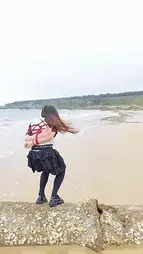 【一颗露露子】一颗露露子户外捆绑篇12 露露黑裤袜短裙海边捆绑游记，众目睽睽之下郊狼电击日式捆绑捆绑，紧缚形态玩水踩沙，脱鞋行走爬山解缚 【一颗露露子】一颗露露子户外捆绑篇12 露露黑裤袜短裙海边捆绑游记，众目睽睽之下郊狼电击日式捆绑捆绑，紧缚形态玩水踩沙，脱鞋行走爬山解缚<br>一颗露露子户外系列新作，这次是甜蜜的海边捆绑之旅，露露来到了海边想体验一下海边被捆绑的感觉，于是穿上厚裤袜和短裙小皮鞋去踩水了~<br>当然上身不会获得自由，依旧是熟悉的红绳日式捆绑，搭配老朋友郊狼啦！这次海边的风非常的大，但是海滩上的人却不见少，露露被捆绑着走在沙滩上自认是吸引力不少人的关注。<br>有些人一直盯着海滩边的露露看，欣赏着滩边被捆绑的一只少女散步————————<br>  回到露露这边，在沙滩上走没几步就开启电击，痛得露露赶紧找地方蹲下，在被远处许多人盯着的情况下场面也是非常的羞耻，之后的露露脱鞋，露出了黑色裤袜小脚在海边玩水，<br>一屁股坐在海水上，不知道是什么样的奇妙感觉，后来又冒着危险走到礁石上，好在有惊无险，没有摔倒。<br>之后露露捆绑着在路边晒干湿湿的脚和袜子，被不知名路人拍到（X）后跟踪上了山，请求拍摄者的解缚——————<br><span style='color:#b0b0b0;'>[隐藏文字，购买后可见]</span><br>解压后请将mp4x后缀改为mp4