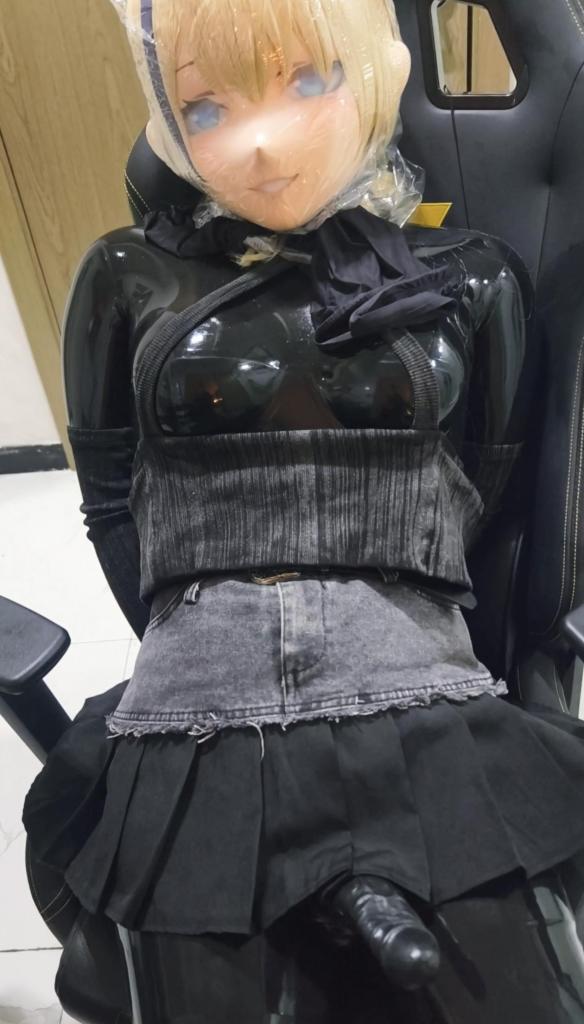 黑胶kigurumi热缩袋极限呼控昏倒 全封闭全包乳胶加微孔头套，戴上头壳以后就已经开始呼吸限制了，这个时候悄悄把手绑起来，套上热缩袋~剧烈挣扎……<br>（在陪同保证安全下操作~）