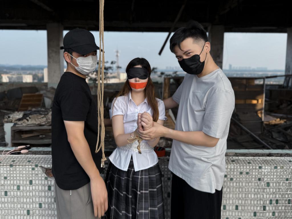 罪恶天台2 小伙为了加入绿帽协会，私下联系好了会长，准备献祭自己的jk小女友。于是他把女友点点骗到了天台说要给女友拍好看的照片，女友开始还半信半疑，看到天台的废墟风好景后便没有多想，小伙此时趁点点背着，用手势呼唤藏好的会长，会长慢慢爬过遮住的墙体，一步步接近，两人一配合。点点被会长的手帕捂住嘴鼻，不停的反抗，小伙见会长这么吃力，自己不得卖力点？赶紧过来抓住点点，点点白眼被放倒后，两人把点点捆绑了起来，挂在天台房梁上。点点醒来惊恐不已：“你个畜生！没想到你是这样的混蛋，真是看走眼了”小伙哪会想那么多，绿帽协会福利的诱惑可不是你这种小女友能比的，两人开始玩弄点点，一人上面一人下面，还使用 zdb td，缅点点真是要疯了但是面对两个壮汉只能无奈顺从，两人感觉还不过瘾，把点点在 38 度的高温天气使用保鲜膜捆绑住身体，里边全是热腾的水汽，最后骗她把她丢在了这荒郊野外…刺激，真害怕有流浪汉经过啊<br>网盘电影高清高帧画质直接看无需解压<br>原味衣服道具售卖 定拍合作请联系QQ2838269780<br>