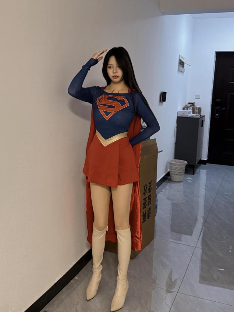 “拿捏”女超人 男主人下班回家，发现不对劲，家里似乎被动过，一排运动鞋都不见了？疑惑的他听到房间有动静，悄悄打开门一看，里面怎么有个黑皮衣少女盗贼？之前的一堆运动鞋正被女盗贼摆的整整齐齐，女盗贼手里看着旁边一身超人服装竟然自言自语道：“我穿上这个服装不会也有超能力吧”换完女超人的服装，还在那里对着空气一顿哼哼哈嘿甩姿势。这下可把男主人看傻了，男主人一脸疑惑闯进去，女超人显然被吓到，男主以要叫人来抓为理由威胁着这位少女女超人，让她满足自己的欲望，不然…嘿嘿嘿，“老实点，蒙上眼睛！戴上口球！”<br>原味衣服道具售卖 定拍合作请联系QQ2838269780  解压密码bill