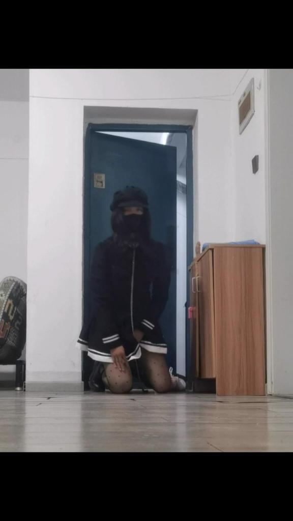 小男娘的取外卖任务～勾引外卖小哥最后让小哥射在自己的黑丝美腿上～狗链+露出+勾引+靴子 小男娘的取外卖任务～勾引外卖小哥最后让小哥射在自己的黑丝美腿上～<br>小男娘将自己拴在门口的阳具上，静静等候着外卖小哥的到来<br>啊！外卖小哥被小男娘的模样吓了一跳，扔下外卖后落荒而逃<br>哎，又是一次失败的勾引，主人一定会打死我的小男娘心里想。<br>正当小男娘关上屋门，准备释放一下自己时，突然听到了屋外传来的打飞机的声音<br>小男娘按耐不住心中的饥渴<br>打开房门向小哥爬了过去～<br>外卖小哥见到如此涩情的一幕，再也把持不住了，你可以帮我口出来吗？<br>小男娘。。。。。<br>几分钟后，淫秽的精液射满了她的黑丝美腿。。<br><br>全过程实拍哦～没有任何事先剧情<br>欢迎找我布置任务 定拍视频啦，欢迎线下辅助拍摄，QQ1669633741