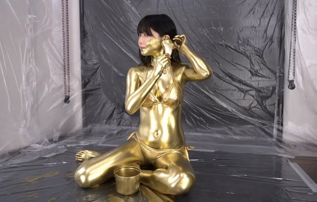 【動画のみ】METALiC-GiRL 06 まきまき 模特：Makimaki<br>时长-25分18秒<br>D-style的金粉视频第6期<br>小姐姐是之前拍泳装写真的模特，所以看着很面熟就对了，颜值也是绝顶漂亮<br>身着金色比基尼用刷子一点点把金粉涂满全身，最终变成金黄色<br>D-style的金粉视频