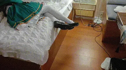 温迪入室绑架 周末到了，玖喵下班回到家，觉得无聊，于是在软件上点了个陪玩，过了一会陪玩到了，哇竟然是温迪，看起来还很害羞。玖喵看着眼前的温迪，不怀好意，于是下了迷惑药，把温迪给绑了…… <br>喝下了被下药的水，突然身体不受控制，头脑昏沉，失去了意识，躺倒在床上<br>不知道过了多久，醒来以后发现自己被绑起来了，非常惊恐和害怕，被可恶的玖喵鞭打，欺负，被打疼的一直乱动，想挣脱，根本挣脱不开只能认人玩弄<br>又被绑在椅子上，榨**，跳蛋**，爽到飞起，流了好多水