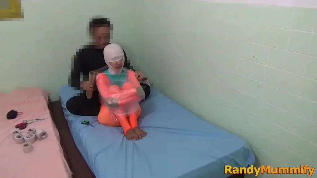 [RM125] A 150cm cute girl was wrapped tightly in an uncomfortable position A cute girl is tightly mummified in a sitting pose. This pose is an uncomfortable pose because it will feel tight.<br>With this pose, the slave will never be able to break free because moving just a little is difficult.