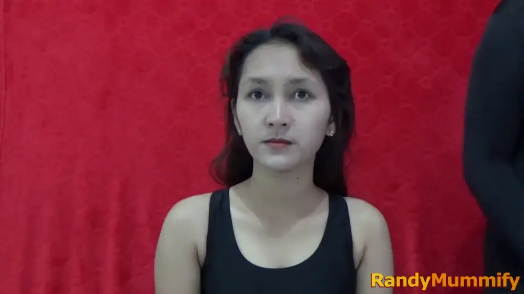 [RM128] CloseUp : head and palms wrapped, this girl is not breathing A beautiful girl is wrapped in duct tape until it is tight until 2 layers then covered in a swimcap so that she is not breathing.<br>Tabgan this girl was helpless to open the swimcab because her palms were also wrapped in duct tape.