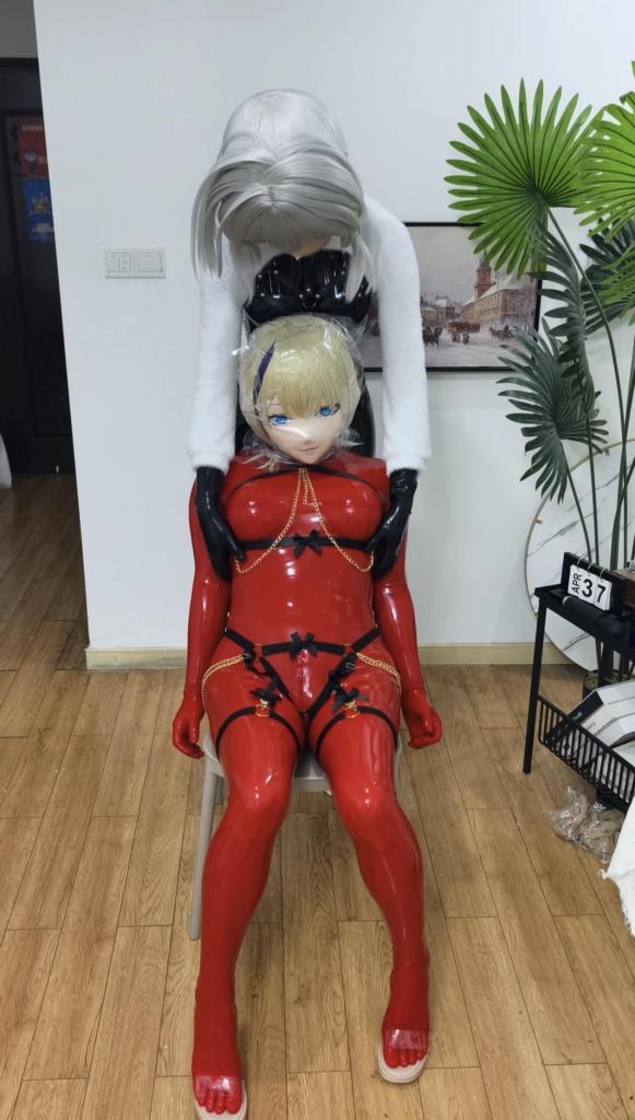 乳胶kigurumi胶带包头+双层微孔+头壳+热缩带五层极限呼控瘫软 穿上全包红色乳胶衣，先用胶带包一个胶带头套~接着把手绑起来~接着是第一层微孔，第二层微孔~由于呼吸孔错位，已经快呼吸不了了，啊怎么还带头壳！到极限了！还套热缩袋！接下来还有封闭头套？…………