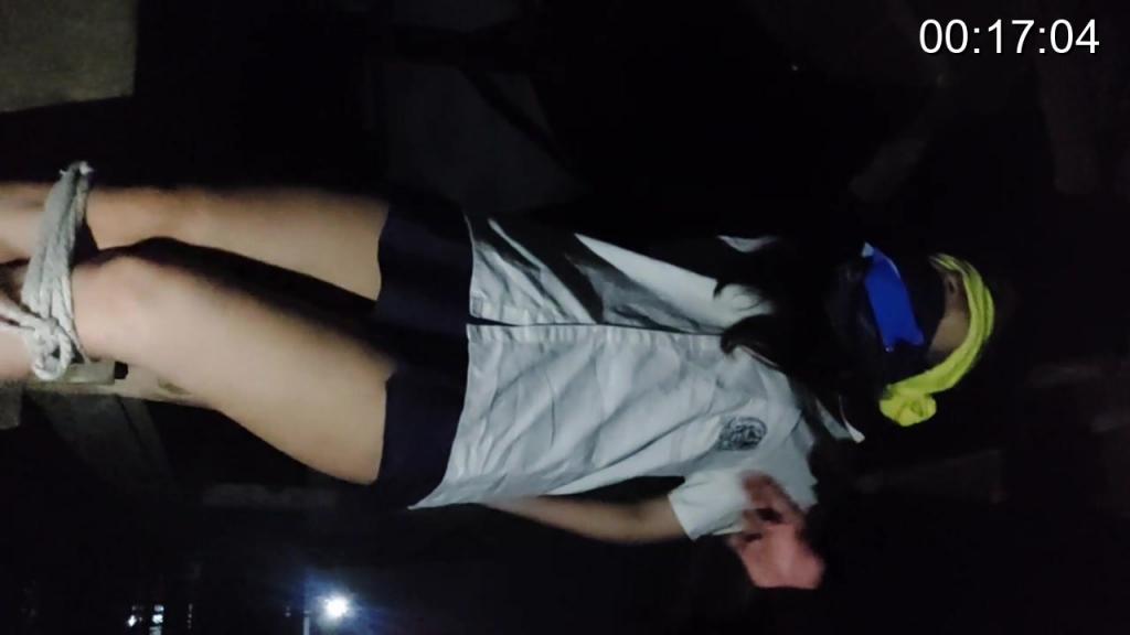 印度尼西亚女子野外自缚 印度尼西亚女子（putri）在野外小亭自缚。嘴巴被堵上而且蒙眼，只能无助的在路边挣扎，等朋友把她放了。