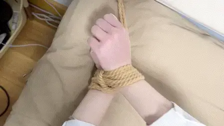 困困第二十弹，OL黑丝装续，躺缚的挣扎 感谢定拍赞助~这期是继上次坐缚后的躺缚挣扎，三种分别是双手分开绑在床头的Y字型、并拢绑成直线的一字型和绑在腰间的短一字型。Y字型总给我一种莫名的羞耻感，可能是因为手被强行张开的原因。第二种过头顶的绑法相对来说是比较难挣脱的，而第三种则是自由度比较大的一种，虽然上半身被层层束缚住，但手比较自由，也许挣扎得久一点能够脱出来吧hh……<br><br>喜欢的可以fo困困的推，kunkunkun0103，也欢迎来服装赞助或定拍，可以去推或者林子菌的工作室找困困，蟹蟹~