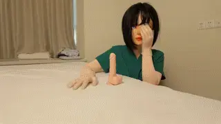 【乳胶套头的娃娃手术工作者】kigurumi、zentai、乳胶头套 刚刚做完手术的女看护士迫不及待的变成了她最喜欢的娃娃，开始了她每天都必须的高朝时间.<br>大[X_X]放入了她的[X_X]让她欲罢不能，脱下了那不为人知的娃娃头壳之后，面具之下居然还有一层乳胶头套......<br>没想到她竟然把乳胶头套戴了一天，早就湿润的鲍鱼口透过肉色丝袜，头套里的脸已经按耐不住欲望......<br><br>【网盘文件先下载到电脑，改后缀名为zip。解压得出的文件后续名zzz修改为MP4】