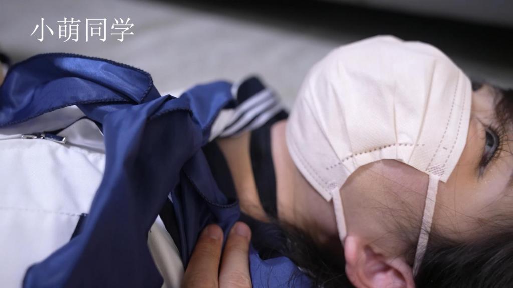 【小萌同学】BL28 JK杀手被勒死失禁玩弄 迎来了BL定拍的第28部，网盘的ra格式改为rar<br>女主背景设定：一名杀手组织里面的杀手，擅长伪装色诱，战斗力比较强大，对自己很自信，有一些闷骚。通常会在执行任务时候玩弄对手，随后杀掉。女主在执行各种任务的过程中接触到了很多秘密，于是组织打算将她灭口。<br>剧情：女主在家中休息，穿着便装，在床上ZW。这时收到消息男主一会回来到自己家，给自己布置之后暗杀的任务（其实是来灭口的）。女主十分开心，想到一会可以直接诱惑男主于是更换衣服，从便装，更换为jk服装和黑丝长筒袜。<br>男主敲门，女主开门让男主进来，两人坐在沙发上寒暄了一阵，趁女主不备，男主用有迷药的毛巾捂住女主。女主没想到男主是要杀自己以为是想要弄晕占自己便宜，心里还很开心。女主屏住呼吸，挣扎了几下假装被迷晕想看看男主到底想要干什么，她自信自己随时可以反杀。男主过来检查，晃动身体，翻开眼睛。男主脱掉鞋，开始抚摸大腿和黑丝足掀开裙子查看玩弄了一阵。男主边玩弄边说自己也是迫不得已要杀掉女主，让女主死的不那么痛苦才用了迷药。男主刚要把手放在女主脖子上就被女主推开。女主开始反抗但是不是男主的对手，男主用点穴定住了女主，男主从背后勒住脖子勒晕。女主瘫软的趴在地上，男主脱下黑丝勒住脖子，女主不断挣扎但是无济于事彻底死亡，男主松开绳子，尸体死不瞑目头侧向一边，男主掀开裙子，拍了拍女主的屁股，这时失禁了。男主拿出手机拍摄照片用于杀掉女主的任务汇报（足部特写，失禁和死颜）把男主开始验尸把尸体翻到正面，探鼻息，摸脉搏，把玩女主的手和脚，有一些轻微的抽搐反应反应。为了防止装死男主折颈尸体。<br>后面尸体被搬到床上，玩弄脚<br>由于太累，男主在女主身边睡着，等男主反应过来醒了，女主的尸体已经有些开始僵硬。男主摆弄手脚和腿，让尸体再次放松。把jk服衣物等放在尸体旁边，把死不瞑目的眼睛合上把尸体摆成了ZW的样子。