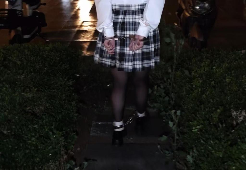 大一清纯黑丝萝莉手铐脚镣出小区寻找钥匙+楼道戴镣行走开锁 大一新生苏苏第一次体验戴手铐脚镣出门寻找钥匙?，自己给自己锁好后小心翼翼地下楼，晚上刚好起风了，开始下雨，在蒙蒙雨夜中，苏苏鼓起勇气出小区去找钥匙，踉踉跄跄拿到钥匙后，笨笨的苏苏自己尝试了半天没能打开手铐，还想要寻求帮助，打开手铐后开始上楼，走到一半楼下传来了人的脚步声，苏苏吓坏了，恨不得跑着逃离，但由于脚镣限制走不快，好在楼下的人并没有走上来，虚惊了一场，最后苏苏打开了脚镣回家～