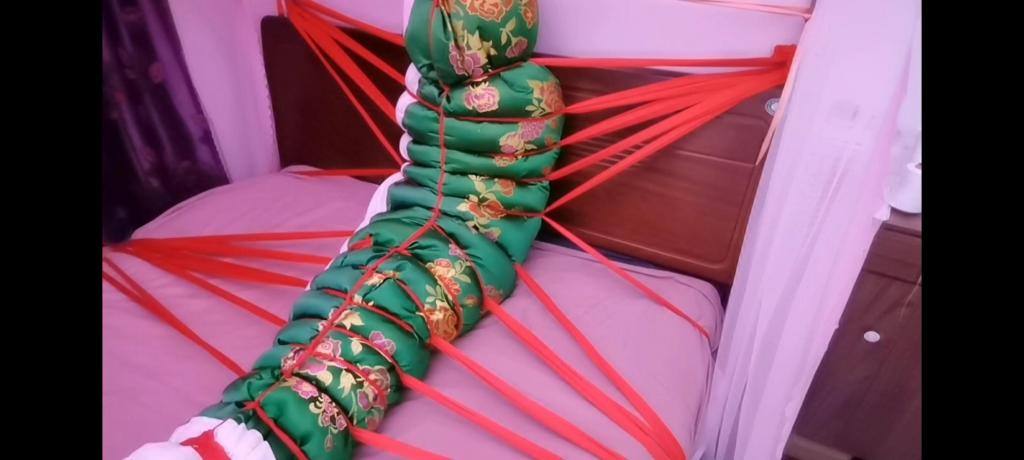 床缚包裹 小奴被捆绑 包裹.....被紧密的束缚在床上......