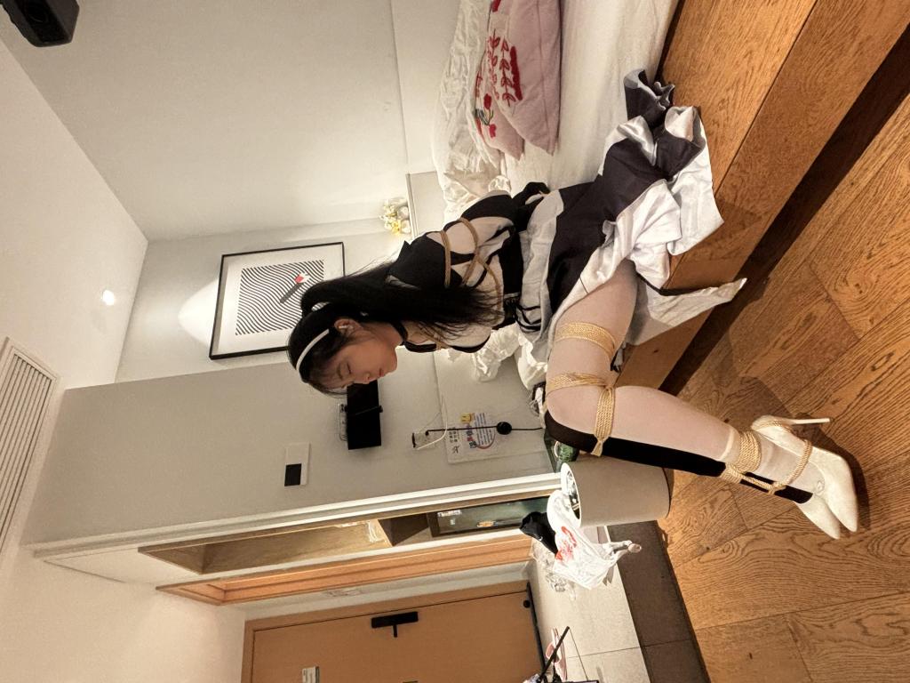 雨柔约拍2 感谢粉丝老哥赞助的服装，之前一直有事，拖了很久才约到雨柔约拍，第一段为老哥赞助服装 黑白丝 高跟 口球堵嘴 轻TJ，第二段为短裙 粉丝 皮革捆绑 叠腿缚，丝足很美，有特写，稍微有点瑕疵，话筒出现了点问题，导致有部分声音消失。<span style='color:#b0b0b0;'>[隐藏文字，购买后可见]</span>百度云两次解压，解压码相同。本工作室长期招收女模特，欢迎女生体验，江浙沪地区。有意可 Q。<br> <br>公告：Q：1482120184定拍咨询，接知名动漫游戏cos定拍，（支持版权买断，独享，小剧情定拍等）长期招募女绳模，无事勿加加了也不会通过，加好友备注来意！定拍只接绳艺捆绑！不玩推，不上推!<br>有兴趣的朋友也可以提供服装以便于视频拍摄。