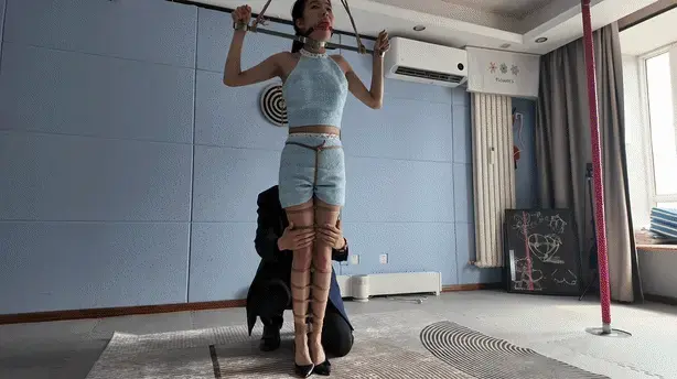 《怕痒的陈婧舒》 以前也没有发现，婧舒竟然这么怕痒，先锁住双手和脖子，双腿紧绑，各种挠痒，嗷嗷叫，双手反绑，吊起来，戴口球流口水放置。视频解压密码：666888。<br>一绳所爱绳艺体验店面向全国爱好者开放，本店提供绳艺捆绑模特服务、体验女绳师捆绑服务、变装绳艺体验、绳艺婚纱照摄影、体验长时间囚禁服务、绳艺教学培训、绳艺交流会、绳艺逃脱挑战赛、场地出租、专业麻绳销售，原创绳艺扑克销售、原创视频套图销售、作品私人定制、模特原味丝袜出售等，另外本店招募同好合作伙伴。微信：351552501初心
