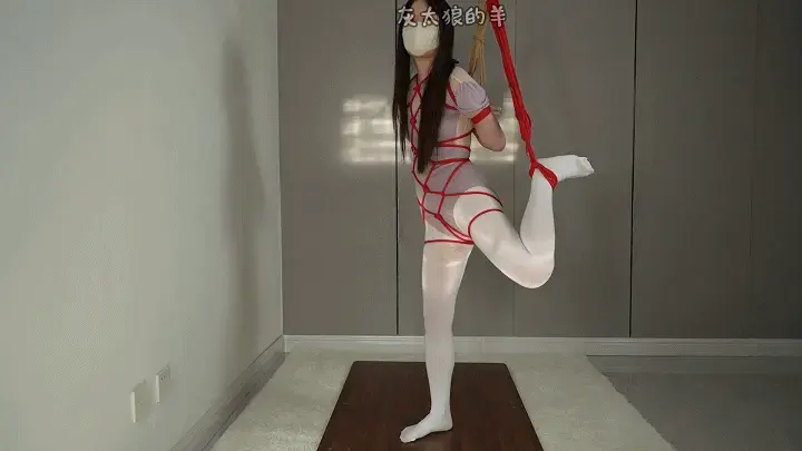 【灰太郎的羊】【莎莎】紫色体操服+白丝更有韵味儿！ 龟甲缚+单腿吊缚+分腿缚TK 挠痒痒调教，求饶声不断！ 【灰太狼的羊】出镜模特：莎莎<br>灰太狼终于拿到了心心念念的体操服，二话不说赶紧约莎莎过来试试，刚到约定地点灰太狼就迫不及待地让莎莎快去换上，莎莎出来时灰太郎的眼睛都直了，简直太有韵味儿了。灰太狼特地拿了红色的绳子对莎莎进行“装饰”。莎莎说：“这次怎么绑的和之前不一样，不过确实挺好看，后面下手轻点！”灰太狼随声附和着。龟甲缚已初见成效，灰太狼拿绳的间隙，莎莎竟然在原地蹦蹦跳跳的玩了起来，灰太狼心想这小姐姐今天心情很好啊，那不得好好练练我的技术！单腿吊缚 筋膜枪伺候，筋膜枪调到最高档，“呲呲 ~~ 呜呜~~”的声音一刻也不停，灰太狼的手不停的在莎莎身上抚摸挠痒痒，只有你想不到的没有他挠不上的。装高冷的沙沙憋着不笑但也又受不了灰太郎的手段，发出“哈哈哈~~啊啊啊~~“声音。笑够了吧，那让你的屁股再试试皮鞭抽打的滋味儿，一下 两下 三下越打越上头，估计莎莎的屁股蛋已经红彤彤的了吧。不尽兴的灰太郎又将莎莎的双腿分开固定在木板上，这个姿势像极了古代受刑，灰太狼没有坏心眼只是想满足莎莎。又是一番TK调教.........这就完了吗？并不是，他又将莎莎分腿缚放在木板上，莎莎双脚在木板上磕的生疼，发出”嘶嘶“声，他可不会管疼不疼，依旧在继续”玩儿“！更多精彩内容请解锁正片！<br><span style='color:#b0b0b0;'>[隐藏文字，购买后可见]</span><br>✔在线视频画质压缩，建议网盘下载之后观看更清晰。请勿在线解压观看，容易被网盘和谐<br>✔喜欢的同好欢迎定拍<br>✔联系方式QQ：1059798372