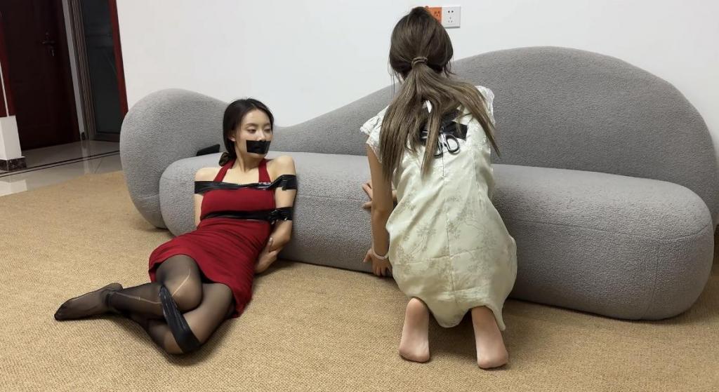 [金宝工作室]楠楠小旭双人合作脱缚挑战 金宝工作室的首次合作，体验很好，老板娘很好沟通，价格实惠，模特好看表演卖力，大家可以多关注一下。金宝工作室qq：3766687640<br>双人合作脱缚挑战，模特：楠楠、小旭<br>小旭用黑色胶带把楠楠的眼睛蒙起来，然后把楠楠手铐的钥匙藏到房间任意一个位置。然后小旭把剪刀用胶带缠到楠楠的身后。<br>楠楠用黑色胶带把小旭封嘴，然后把小旭的手腕，胳膊，膝盖和脚腕缠起来，随后自己戴上手铐。<br>然后楠楠要在小旭的指挥下寻找钥匙，找到钥匙之后，先解开自己的手铐，拿到身上的剪刀，然后把小旭松绑。<br>在挑战完成之后有一个简单的采访<br>