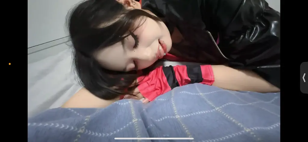 比尔工作室定制 优秀的工作室 效率质量高高滴）小丑女小鱼被迷晕捆绑催眠电击后失禁，被保鲜膜捆绑后拍卖 服装：小丑女cos服，渔网袜，一只撕破露出完整的脚，一只只撕破脚尖部分漏出脚趾，外面再套一层白袜，开拍前把白袜踩脏<br>女主人设：小丑女，病娇，语气轻快俏皮<br>女主蹦蹦跳跳走进房间，四处翻找。<br>随后男主吹出毒针，毒针扎到女主屁股上<br>女主：啊，糟糕<br>随后笑着翻白眼跪倒在地，（跪倒后闭眼，吐出舌头，俏皮一点）然后身体向前一趴，撅起屁股晕了过去（脸朝镜头）男主上前脱了女主的一只鞋和白袜，踢倒女主，玩弄女主（翻眼皮，玩嘴）<br>随后女主慢慢醒来，女主：活得不耐烦啦？敢针对我？你知不知道我是…话还没说完，男主绕道女主背后一手刀劈在了女主脖子上，女主边笑边翻白眼倒在男主怀里，（倒下后闭眼）男主将女主抱到床上，女主背靠着床头坐在床上，镜头从脚心照到脸，男主脱了女主的另一只鞋子和白袜，玩弄女主的脚趾<br>女主慢慢醒来，女主：你不会是个足控吧。随后用脚挑逗男主，女主：乖，放了我，你想干什么我都能答应。男主不多废话，将靴子捂在女主口鼻处，女主剧烈挣扎咳嗽。女主：好臭，我要[X_X]了，滚开。随后坚持不住，慢慢翻白眼，缓缓说道：完蛋了…随即昏迷过去（闭眼，张开嘴，流口水）<br>画面一转，女主依然坐在床上，双手被绑起吊高，双脚拇指被绑在一起，男主拿起注射器注射在女主的脖子上，随后女主深度昏迷（半睁眼，打呼噜，呼噜声可以夸张点，流口水，放屁，后期配音）男主剪开绳索摆弄女主，随后男主将女主摆成鸭子坐的姿势，掰开女主的双眼，强行催眠女主，催眠时女主翻白眼，抽搐，娇喘，口吐白沫，可以含一口雪碧漱口模仿白沫）随后眼神迷离地说道：主人…<br>男主用电击器再一次袭击了女主，女主浑身颤抖，失禁（可以用水模拟）随后倒在了床上（闭眼）倒下后继续抽搐几下，男主脱了女主的外套，脱了渔网袜，用渔网袜把女主的嘴擦干净，随后将渔网袜塞进女主的嘴里，随后摆弄（摆姿势，玩脚，玩脸）<br>画面一转到了拍卖场上，女主被装在麻袋里用保鲜膜捆成婴儿状（不穿外套和靴子，双手环抱双腿），嘴里戴着口球，打呼噜，半睁眼，流口水，随后被交易，男主验货，将女主抱出，拿掉口球，玩弄脸部（翻眼皮，拉出舌头）剪开绳索，给女主带上项圈，摆弄女主，随后命令女主，女主慢慢睁开眼爬起来说道：主人…男主将女主牵走<br>画面一转，女主背靠墙坐在地上，半睁眼，嘴里塞着假[X_X]，双腿被吊起，失禁，不断低吟<br>结束<br>