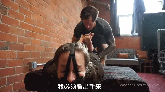 Unrelenting Orgasms, part two 【中文】TAG：钢钩、假阳聚、马具口球、单手套、快乐棒。吉米在强迫Elise不停地达到高曹，他让假阳聚得到急需的休息后，他继续独自使用振动器，直到它因疲劳而死！不知怎么的，Elise还在踢腿！看到束缚仍在继续，Heavy爬到Elise身上，拱起她被束缚的脚，急切地试图用脚刺激他的骨头。这对他们俩来说都很性感，因此Heavy借此机会用他令人难以置信的强壮性感的手来密切关注Elise的脖子。这里太热了！在Heavy决定最终让Elise摆脱困境后，他慢慢地享受着从束缚到解放的过渡。If you thought Elise had her fill of orgasms after Part One, you would be very wrong! Apparently HeavyBondage4Life believes there is no such thing as too many orgasms, and he sets to make his point loud and clear. In Part Two, Heavy ramps it up a notch (or two or three!) by adding one of Elise’s dildos to the mix. For fifteen solid minutes, Jimmy fucks Elise’s eager pussy while forcing her to orgasm non-stop. After he gives the dildo a much- needed rest, he continues on with the vibrator alone - until it dies from exhaustion! Somehow Elise is still kicking! By this point