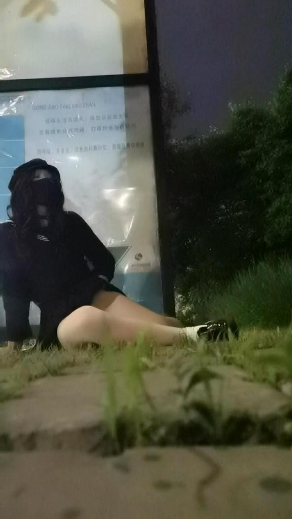 [HX]户外露出发骚的小男娘～在户外露出假装喝醉晕倒在公交站旁，路过的出租车司机竟然下车咨询需不需要帮助！小男娘和出租车司机之间又会发生什么呢～附赠，小男娘的户外骑行经历 [HX]户外露出发骚的小男娘～在户外露出假装喝醉晕倒在公交站旁，路过的出租车司机竟然下车咨询需不需要帮助！小男娘和出租车司机之间又会发生什么呢～附赠，小男娘的户外骑行经历<br><br>在户外露出遇到东北好心出租车司机真的太紧张啦，司机下车询问小男娘需不需要帮助，要不要帮忙报警。。。好害怕好刺激<br>如果你在户外遇到醉酒小男娘会做些什么呢？<br>A.报警  B.送她回家 C.帮她舒服一下 D送她回自己家<br><br>附赠户外骑行经历啦，呜呜我似乎需要一位摄影师呢，自己拍摄真的太困难啦<br><br>定拍QQ：1669633741