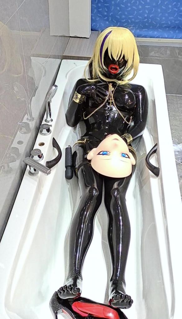 黑胶kigurumi乳胶口腔+被责失禁喷 全包黑色乳胶衣乳胶五指袜，乳胶口腔微孔，丝袜手套责到失禁挣扎<br>唯一q298368601