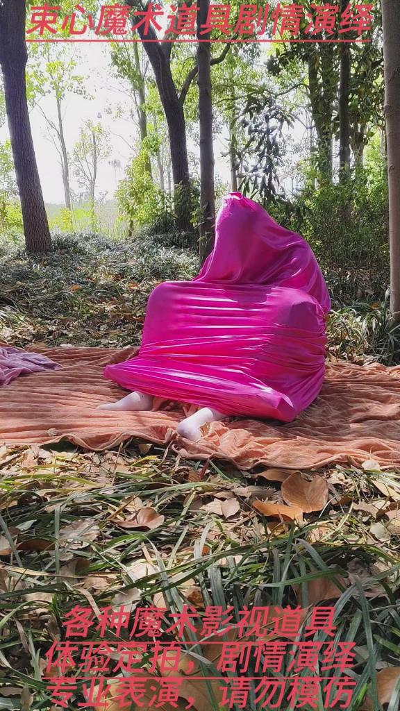小梦小树林，手脚木枷固定，彩色布袋套住，捆绑树上挣脱游戏 束心魔术道具工作室，小梦小树林，手脚木枷固定，彩色布袋套住，捆绑树上挣脱游戏，唯美风格，本工作室摄影技术和剧情拍摄相对一般，无法和专业的摄影师相比，购买本工作室视频请知悉本工作室拍摄的视频短剧内容也许并不专业，本工作室各种古代道具断头台，古装捆绑剧情游戏，金属，木质道具，枷锁，金属站立枷，魔术木笼囚笼拘束架道具审xun椅，各种拷镣等魔术笼子等道具，本工作室秉持，绿色，健康，唯美，解压，为原则，可以体验定拍.            妖狐吧定拍 ，女生加入本工作室  （本工作室只收女生，只收女生，只收女生，很多男生cd问收不收的，我将不再回复！）         qq：3329311459              骗子勿扰，事多者勿扰！！！