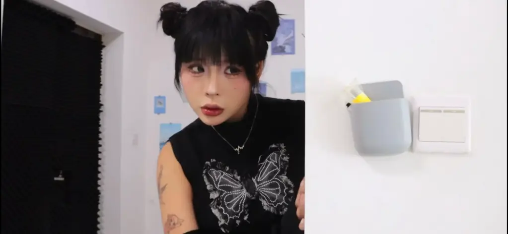 （得意客工作室订制）被催眠的魅魔 这次尝试了丰满女孩 内衣 各种玩法。玩法超多，电击、洗脑、催眠、抚摸直到她口吐白沫，后捆绑将其贩卖。不要错过yo（得意客工作室订制）