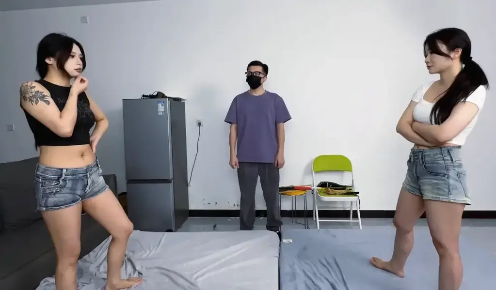 Spanking match(女斗打屁股大赛) 璇璇因为上一次比赛的失利，教练还对璇璇进行了针对的专项惩罚让她很是不爽，璇璇嘴上被打服了实际第二天就约上了裁判比赛来报复，两人刚上场就开始不停飚垃圾话，气氛很是火热，<br>裁判宣布规则："不限招式把对方打倒，我会过来倒数，打赢的可以使用任意一种sp工具与隐藏道具让对手接受惩罚"，两人开始搏斗，拳打脚踢，锤肚子，打的是真狠，PG都打红了，PG蛋都能看到了，<br>鹿死谁手呢？<br>原味衣服道具售卖 定拍合作请联系QQ2838269780  <br>网盘png先改zip解压 网盘解压码bill 解压后 png改mp4播放