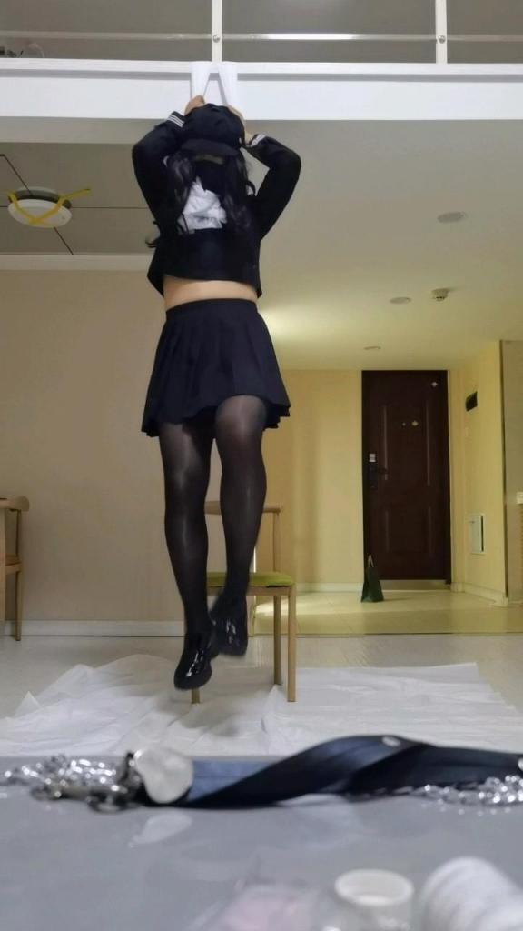 [HX][第一集]因为在服侍主人的过程中没有灌肠干净，而被主人处以绞刑的黑丝jk小男娘～绞刑➕窒息➕挣扎➕上吊➕黑丝+jk [HX]因为在服侍主人的过程中没有灌肠干净，而被主人处以绞刑的黑丝jk小男娘～绞刑➕窒息➕挣扎➕上吊➕黑丝 jk<br><br>呜呜主人我知道错了<br>请不要绞死我好吗主人<br>你让我做什么都可以<br><br>无论小男娘如何苦苦哀求，主人都不为所动，只是要求小男娘在地上铺上白布，穿上黑丝jk，悬挂白绫，处以绞刑。。。<br><br>在无尽的恐惧之中，小男娘走向了绞刑架，伴随着椅子被踢开，一双黑丝美脚在空中不停的挣扎着。。。。但这一切都无济于事<br><br>渐渐的，小男娘逐渐失去了意识<br><br>定拍QQ1669633741