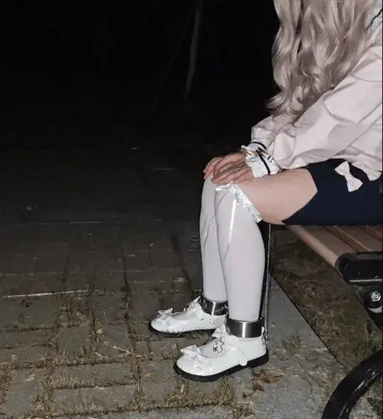 白丝猫耳JK少女苏苏户外公园连体手铐脚镣探险惨遭行人发现 今天，大一新生苏苏刚考完期末考试就迫不及待的想穿上新衣服戴着镣铐去户外游玩，于是我带着她来到了一个人迹罕至的公园，公园旁有零零散散几户人家，旁边的运河不断有船舶略过，苏苏穿着崭新的JK，戴着猫耳楚楚动人，叮叮当当的连体镣铐伴随着轻快的脚步在公园里回荡，可谁知转角遇到爱，与一位散步的大叔撞了个满怀，戴着连体铐的苏苏被一览无遗。大叔虽有些疑惑，但还是继续遛弯了，苏苏吓得一动不敢动，毕竟这身打扮太显眼了，走了一段路后，大叔又折返了回来，想必是发现了不对劲，苏苏赶紧逃离现场，坐到了长椅上揉着被脚镣禁锢麻了的双脚，还处在被发现的惊魂未定之中......