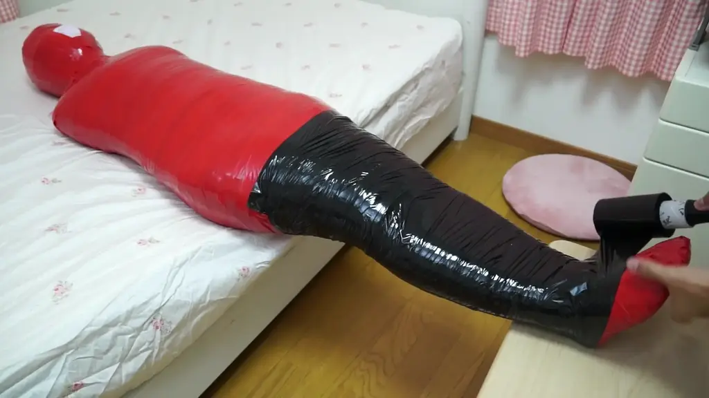 Mummification ver.025 Nine layers were restrained on the jersey.<br>Transparent wrap, white vinyl tape, blue wrap, Red vinyl tape, Black wrap, Red wrap, Blue wrap, Black wrap, White vinyl tape.<br><span style='color:#b0b0b0;'>[隐藏文字，购买后可见]</span>