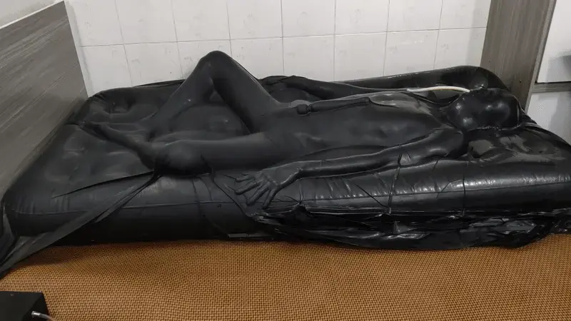 气垫真空床的震动放置挣扎 大家好久不见！时隔一个月，我又出来营业啦 (●'◡'●)！这次的玩法还是经典组合：真空床   充气床垫   震动梆。真空床一吸紧，整个人瞬间被牢牢锁住！震动梆精准抵住闺头，疯狂输出刺激，身体根本控制不住地颤抖。可无论怎么挣扎扭动，四肢都会被真空床无情地拽回原位，动弹不得。下面？更是别想逃出这持续震动的“地狱”啦！