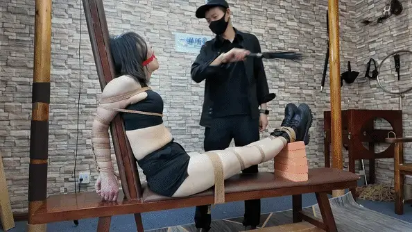 《昭月体验老虎凳》 昭月，老虎凳、鞭打、挠痒、堵嘴。<br>一绳所爱绳艺体验店面向全国爱好者开放，本店提供绳艺捆绑模特服务、体验女绳师捆绑服务、变装绳艺体验、绳艺婚纱照摄影、体验长时间囚禁服务、绳艺教学培训、绳艺交流会、绳艺逃脱挑战赛、场地出租、专业麻绳销售，原创绳艺扑克销售、原创视频套图销售、作品私人定制、模特原味丝袜出售等，另外本店招募同好合作伙伴。<br>片名：《职业女性杨若琳的驷马折磨》
