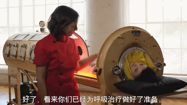 At the Top of Her Lungs 【中文】里斯从一开始就爱上了铁肺治疗仓。穿着一件拘束衣，脚踝被分开，她的身体主要受到脖子的约束——紧紧地固定在铁肺的颈部。从Elise护士打开开关的第一刻起，我们就有幸目睹Reese为她处理这台机器呼吸的听觉和视觉乐趣。起初，她的呼吸听起来有点像死亡的嘎嘎声，但请放心！Welcome to the wonderful world of the Iron Lung. And, welcome to Reese the Ram. She is not only gorgeous, but also deeply kinky. It is evident that Reese falls in love with the Iron Lung right from the start. Wearing a bolero canvas straitjacket, with her ankles held apart with ankle cuffs, Reese’s body is mostly notably restrained by her neck - tightly secured in the neck piece of the Iron Lung. From the first moment that Nurse Elise flips the switch, we are gifted the auditory and visual pleasures of witnessing Reese deal with this machine breathing for her. In the beginning her breathing sounds a bit similar to a death rattle, but rest assured
