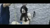 给女孩脚底按了一个脚踏式开关,身上在串联一个郊狼脚踏式电击开关,头上浇水顺流直下湿遍全身,竞把女孩活活电晕过去...... 解压密码hdsy<br>女孩由驴驴扮演<br>女孩父亲因欠帐跑路,追帐人光头就把女孩绑架过来,单腿吊起来,另一个脚底按了一个脚踏式开关,全身重量靠这个脚尖支撑全身,脚尖经不起长时间站立,脚底频繁踏下开关,电的女孩傲傲直叫,光头问女孩她的父亲下落,女孩不知道,光头就用水浇她头部,水向下流遍全身,电击片见水以后,电击量增强,光头频繁逼问女孩她父亲的下落,女孩誓死不说,光头气急败坏,把手摇发电机拿过来,猛地摇了起来,摇的越快,发电电压越高,一会儿把女孩电晕过去......<br>定拍交流绳模应聘请加QQ2032433381没有定拍能力的和伪女谢绝咨讯<br>