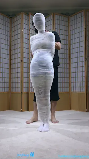 新人小玖绷带全包木乃伊首次体验 新人小玖全包木乃伊首次体验  小玖第一次体验绷带全包心里有点小紧张  被包成木乃伊在地上不断蠕动 中间测试了下闭气  小姑娘竟然坚持时间挺长  最后自己解开时有点崩溃 只能求助···<br>有需要的老板可以联系 有想看的服装道具什么的可以提建议 联系我了解更多花絮日常 喜欢的可以关注支持一下 出原味可定制 想要定拍.约现 联系请通过twitter-@juejiangqiang Q联系1846307298