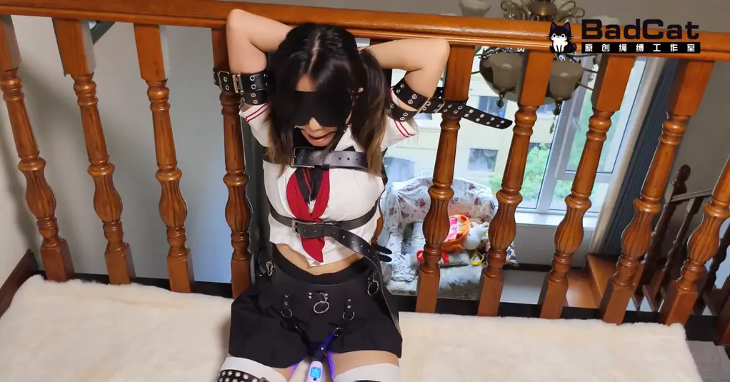 【badcat】绝望的皮带紧缚地狱！ 大家好，我们是BadCat工作室。<br>【关于本作】<br>最近的天气实在是太热了，好不容易盼到今天下大雨，赶紧喊来表哥玩上一玩。本次是皮带紧缚专场，不得不说皮带勒得真的很紧，是绳子无法替代的紧致。表哥最近不知怎么了 ，对皮带紧缚特别沉迷，当然我也喜欢，所以就打算模仿下欧美那边的皮革片的风格。众所周知，本喵是一只小脆皮，前两个动作很快就手脚失去知觉，所以坚持的时间不长。为了让大家看得清楚，我们特地给大家展示了我身上皮带的勒紧程度。真的是连一根手指都塞不进去那种，再加上下面棒子一直呜呜呜的震，导致本喵一直在努力挣扎，也属于是本能反应了。因为期间震动的时候，压着[X_X]，导致结束之后，下面出血了已经。可见这次玩的有多过头！总之喜欢皮革捆绑挣扎的朋友，千万不要错过哦！！！<br><br>【关于定拍】<br>我们这个工作室是一个新成立的小作坊，拍摄的都是一些清水擦边的作品。目前工作室就我和我闺蜜以及我的表哥。最低500就可以订拍！同时也欢迎大家赞助服装！马上夏天了，可以穿很多好看的小裙子了，有想看我们穿的宝子们，还不赶快动手联系我？<br>另外工作室紧缺cos服，有想看cos捆绑的可以尽情赞助，可享受部分优惠。随着工作室的逐渐步入正轨，这种福利就快要到期了，到期后，赞助服装将不再享受优惠，望周知！<br>本工作室不接各种大尺度或者裸露的定拍，不露脸，只是因为爱好并且想分享出来赚点零花钱而已，那些想歪的和喜欢大尺度的就不用联系我了！<br>最后有什么有趣的玩法剧情或者想让本喵穿的衣服也可以联系我们哟！<br><br>【关于体验】<br>大概流程也就和之前的视频中的一样，因为我和闺蜜都刚刚毕业，玩这个纯粹因为个人爱好，不想涉及黄X之类的东西，健康紧缚为主，动歪心思的就不要联系我了。最近也总是接到询问价格之类的问题，这里统一回复一下，想线下约绳子的，必须要能接受我和闺蜜以及我表哥一起的，如果不能接受，也就不用相互打扰了。然后太重口的也免开尊口！我和闺蜜两个人也在努力学习绳子，如果辽宁附近的姐妹想一起拍视频或者约绳子，这边还是十分欢迎的！像这种视频之类的本来就属于小众圈子，希望大家都能购买正版渠道，不要未经允许私自传播。<br><br>【关于招聘】<br>女生优先！！姐妹优先！！本喵特别想认识辽宁鞍山附件的女生一起玩绳子！暑期正好！！<br>其次是伪娘，伪娘这边应聘绳模是没有工资的，但如果相貌身材优秀的话，是可以长期互勉拍摄的，能接受的联系我！不能的话就免开尊口啦！我和我闺蜜最近也在努力练习绳子，如果有优质伪娘也可以长期给我们当练手的模特，现在紧缺，可能会找两到三个长期稳定的一起合作，名额有限，有意者请赶紧联系！<br><br>【写在最后】<br>【badcat专用麻绳】也上线了哦，品质绝对过关，现在和之后的视频我们也会用自己生产的麻绳来进行，有需要的朋友欢迎联系我们。后续我们也会逐步开发各种道具，希望各位能够多多捧场。<br>【badcat原味丝袜】最近天气越来越热，家里存了一批没来得及洗的丝袜，黑丝白丝肉丝都有，包括视频里和塞嘴里的，有需要的朋友也可以联系我们，加好友时留言妖狐吧原味，可享原味包邮服务，每人限一次哦！<br>联系方式统一加VX：EMasaxieer 另一个VX暂时毕业了 用得少 需要的朋友直接加这个就好 本VX仅限业务咨询 闲聊勿扰！重申一遍，闲聊勿扰哦！聊那些颜色内容还有发奇怪照片的朋友们，就不要浪费彼此的时间了，谢谢大家，我们下部片子见！
