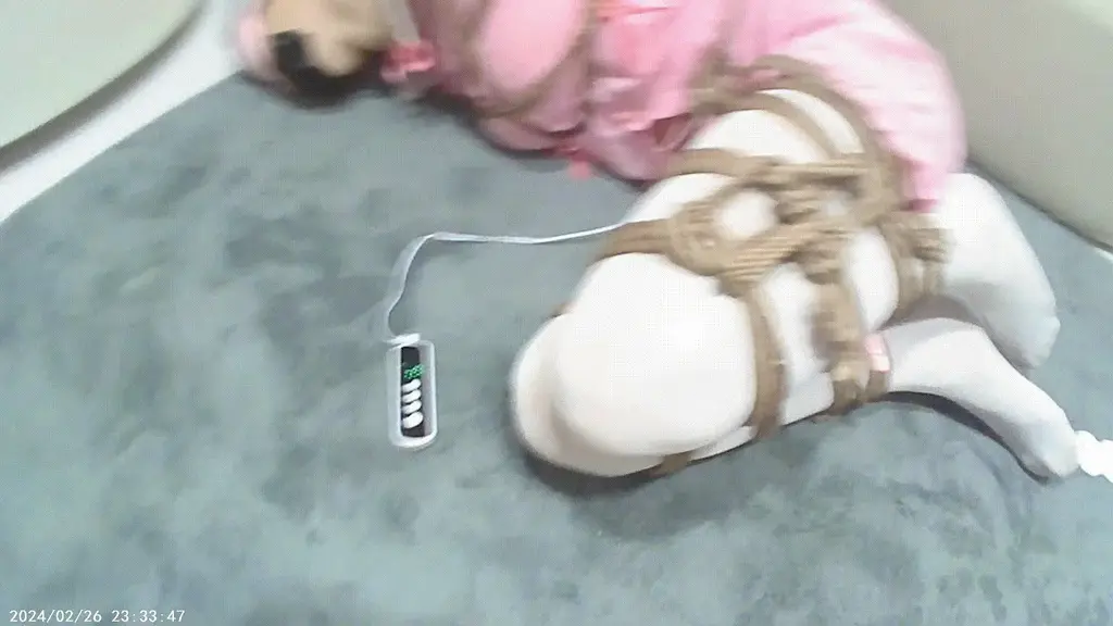 【浅墨】白丝伪娘雾纱的直臂m腿紧缚调教 第二弹，白丝雾纱coser，喜欢被挠脚底与[X X]按摩，被绑着躺地下挣扎。口球堵嘴，蒙眼，直臂缚与m腿紧致束缚，电极片，[X_X]伺候，疯狂榨汁